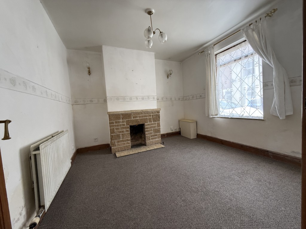 Lot: 93 - TWO-BEDROOM HOUSE REQUIRING IMPROVEMENT CLOSE TO TOWN CENTRE - Living room